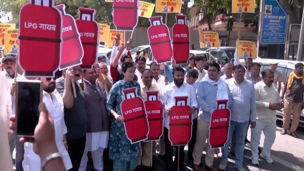 Protest in India over cooking gas crisis | Newsfeed