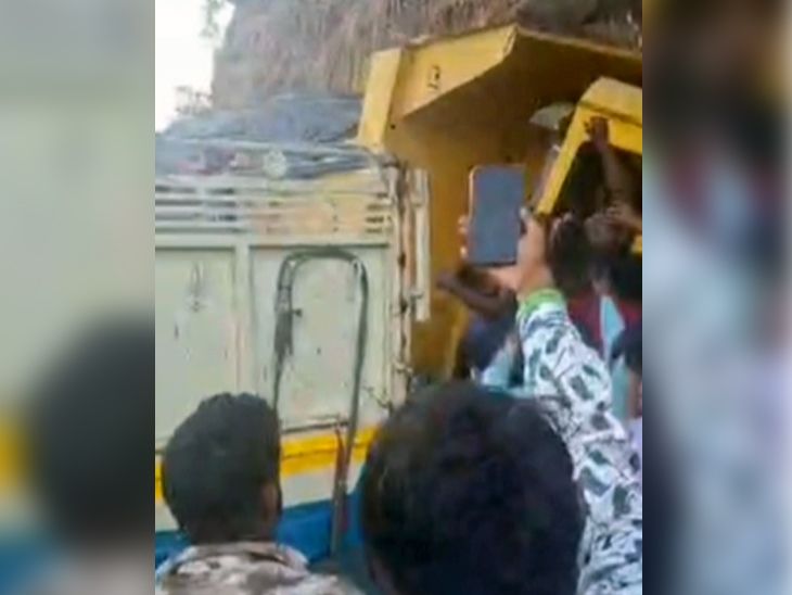 चूटूपालू घाटी में हाइवा दुर्घटनाग्रस्त, चालक केबिन में फंसा:गंभीर हालत में सदर अस्पताल में भर्ती, रांची से जा रहा था हजारीबाग