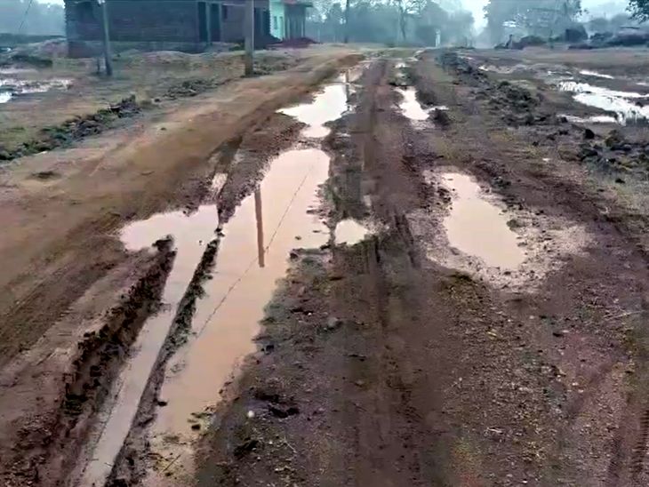 पवनमोड़-लाकड़टांगा सड़क अधूरी, ग्रामीणों ने अनियमितता का आरोप लगाया:शिलान्यास के बाद भी काम रुका, राशि निकासी की जांच की मांग