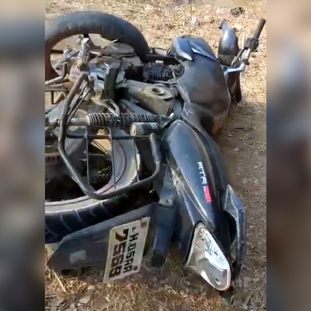 चाईबासा में सड़क हादसा, तीन युवकों की मौत:झींकपानी बाजार से लौटते समय बाइक दीवार से टकराई, तीनों ने घटनास्थल पर ही तोड़ा दम