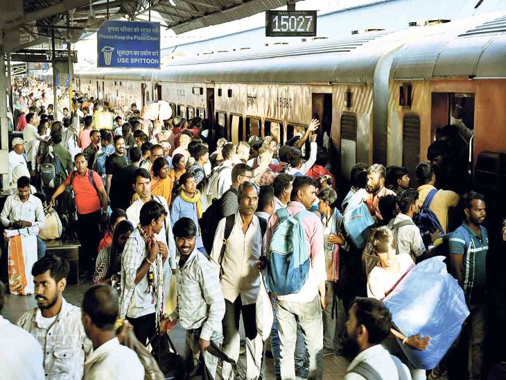 होली से एक दिन पहले दिखी घर जाने की खुशी:टिकट नहीं मिलने पर घर आए जैसे-तैसे, अब ट्रेनों व बसों में लटक कर ही लौटने की चिंता