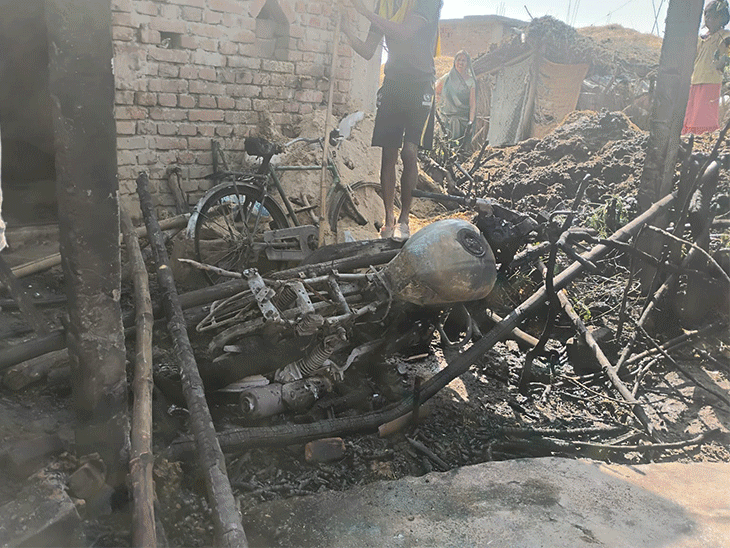 गढ़वा में शॉर्ट सर्किट से घर में लगी आग:2 लाख की संपत्ति जली, घर में 26 अप्रैल को तिलक, 30 को है शादी, परिवार वाले परेशान