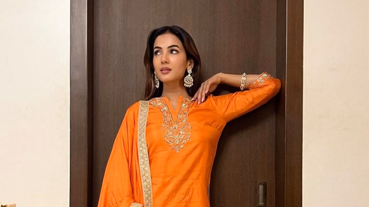 इस्राइल-ईरान युद्ध के बीच दुबई में फंसी सोनल चौहान, पीएम मोदी से लगाई मदद की गुहार - Sonal Chauhan Stranded In Dubai Amid Israel Iran War Asked Help From Pm Modi