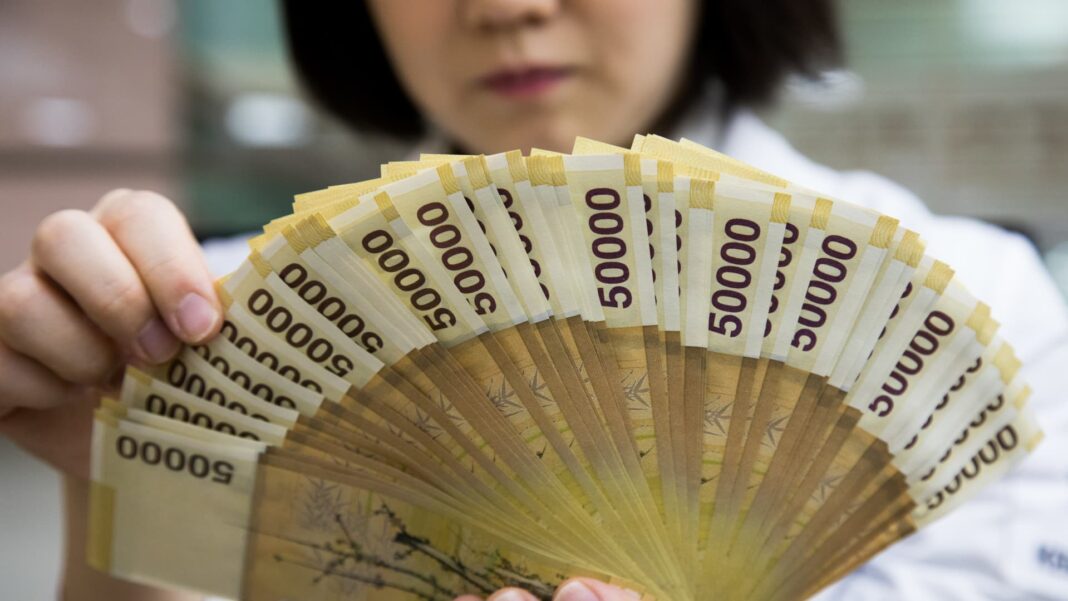 South Korea chip workers’ bonuses puts central bank on inflation alert