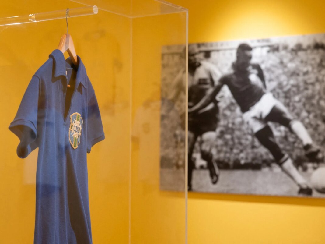 2026 07 16T202758Z 1404375201 RC235MAC04GY RTRMADP 3 SOCCER WORLDCUP PELE SHIRT 1784247039.jpg