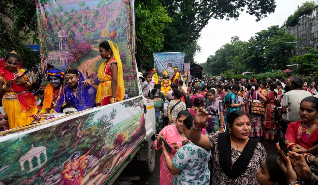 Crowd surge at Hindu festival in India leaves 1 dead and many hospitalized