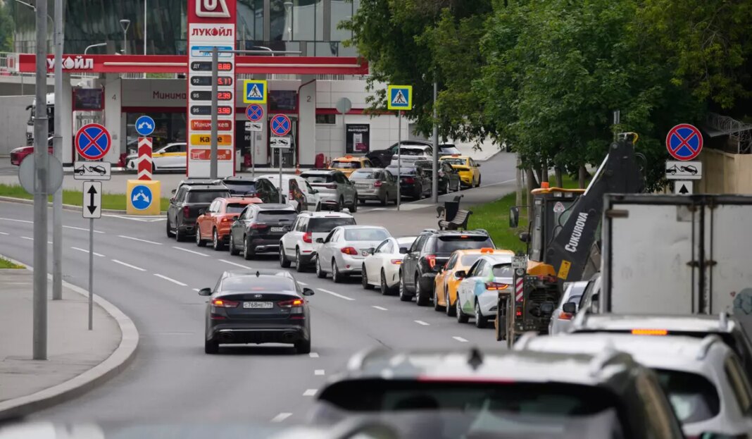 Russia Fuel Shortages 71956 c0 328 7864 4915 s1200x700.jpg