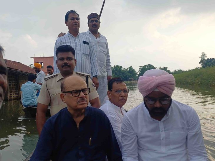 सांसद तारिक अनवर ने बाढ़ग्रस्त इलाकों का निरीक्षण किया:अधिकारियों को राहत कार्य तेज करने का निर्देश दिया