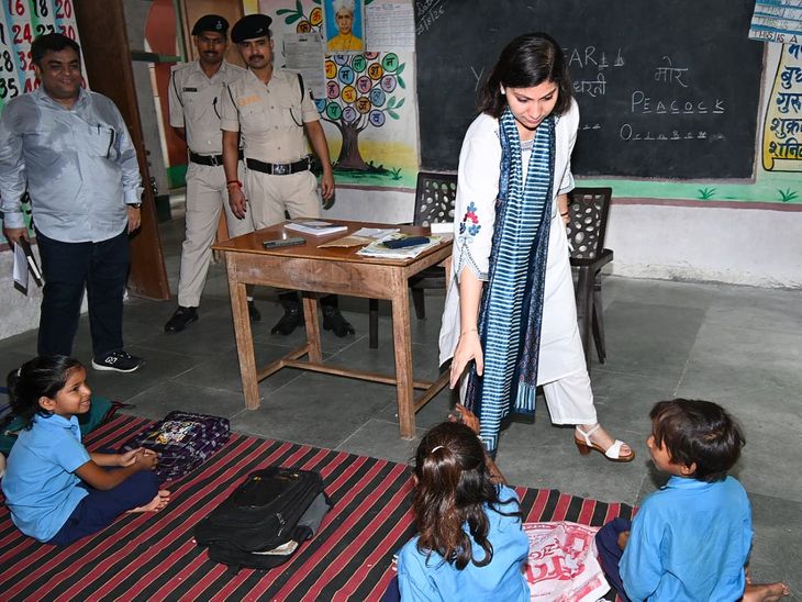 बक्सर में डीएम ने बच्चों संग खाया 'मिड डे मील':स्कूल में अव्यवस्था पर हेडमास्टर से मांगा जबाव, बोलीं-'टॉयलेट-पेयजल संतोषजनक नहीं'