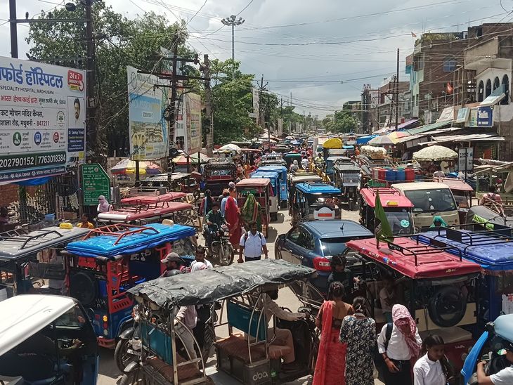 रेलवे स्टेशन रोड और प्राइम लोकेशन पर 4 घंटे जाम:मधुबनी में अलग-अलग इलाकों में ट्रैफिक जाम, गाड़ियों की 2 KM लंबी लाइन