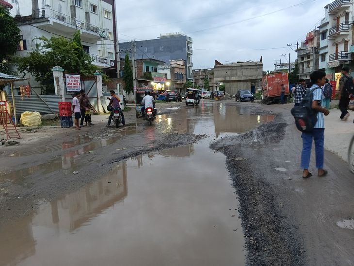 बेतिया में ROB निर्माण के कारण सड़क गड्ढों में तब्दील:पानी भर जाने से चालकों को परेशानी, जान जोखिम में डालकर लोग करते हैं आवागमन