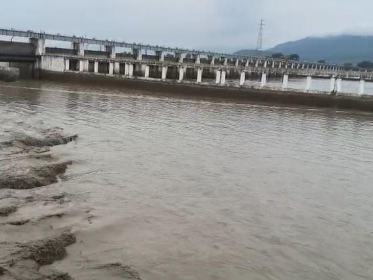 खतरे के निशान की ओर बढ़ रहा गंडक-बागमती का जलस्तर:नेपाल में आई भीषण बाढ़ के बाद अलर्ट पर मुजफ्फरपुर प्रशासन; बूढ़ी गंडक में राहत