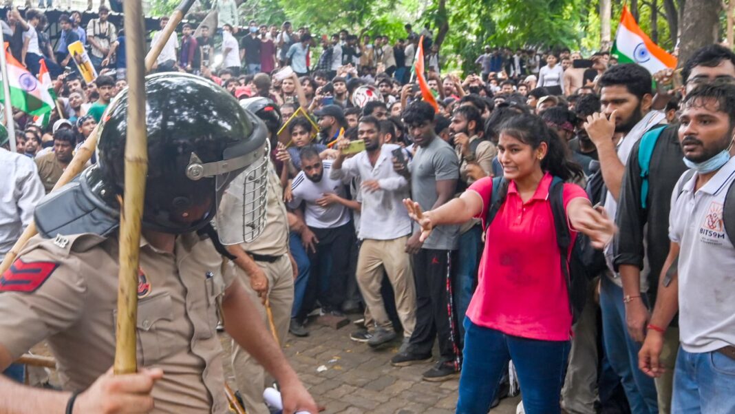 108342934 1785468596098 gettyimages 2286390819 20260720 dli rkr mn cjp lathi charge 31.jpeg