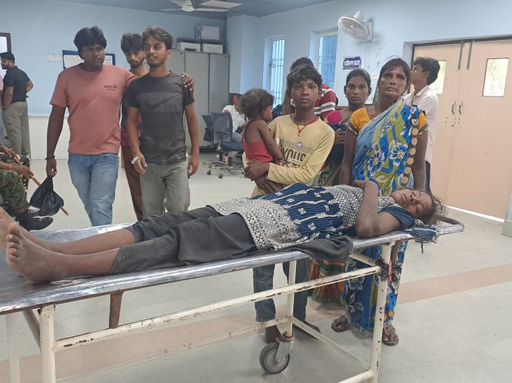गोपालगंज में भतीजे ने बुआ और बेटी को पीटा:परिजनों ने अस्पताल में भर्ती कराया, जमीन विवाद में लाठी-डंडे और कड़ा से हमला