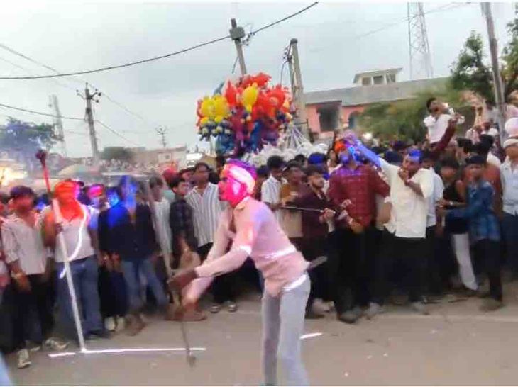 महावीरी झंडा जुलूस से लगा जाम, एंबुलेंस फंसी:सुगौली में रक्षाबंधन पर निकला जुलूस, पुलिस ने रास्ता कराया खाली