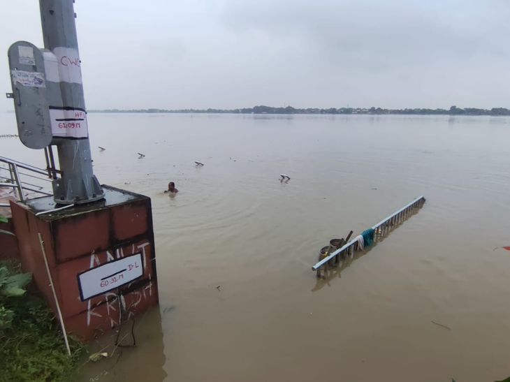 बक्सर में गंगा का जलस्तर वार्निंग लेवल के पार:14 घंटे में 56 CM बढ़ा; दियारा में बाढ़ का खतरा, प्रशासन अलर्ट