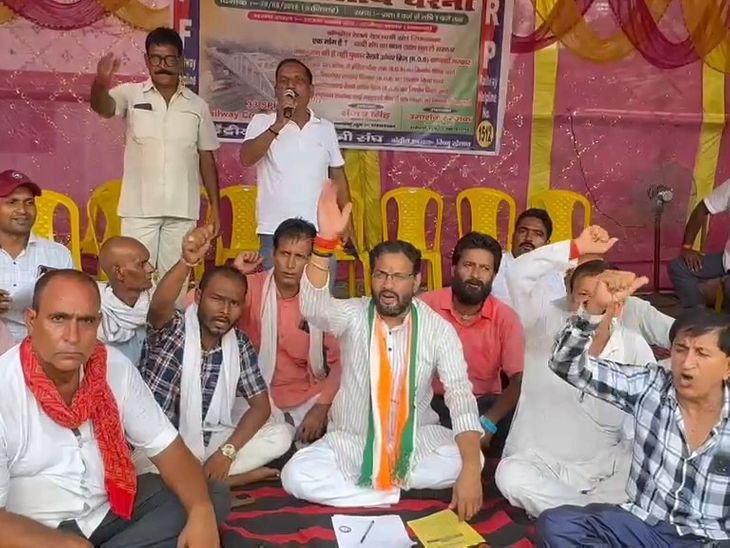 नवादा में रेलवे ओवरब्रिज की मांग को लेकर धरना:10 मांगों पर कार्रवाई नहीं होने पर आंदोलन तेज करने की चेतावनी