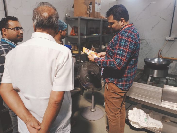 कोडरमा में 60 दिनों में 100 दुकानों में जांच:मिठाई में पाया गया कपड़ा रंगने वाला रंग, हल्दी, छोले, चटनी सब में मिलावट
