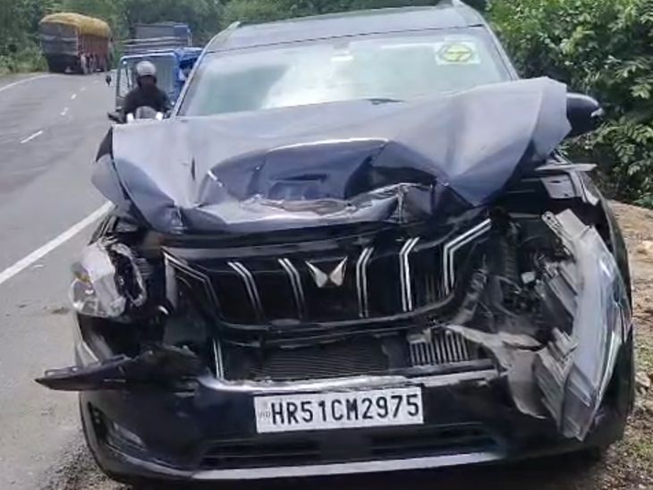 कोडरमा घाटी में टेलर ने एक्सयूवी को मारी टक्कर:एक बच्ची समेत दो लोग गंभीर घायल, टेलर खाई में जा गिरा, ओवरटेक के दौरान बिगड़ा संतुलन