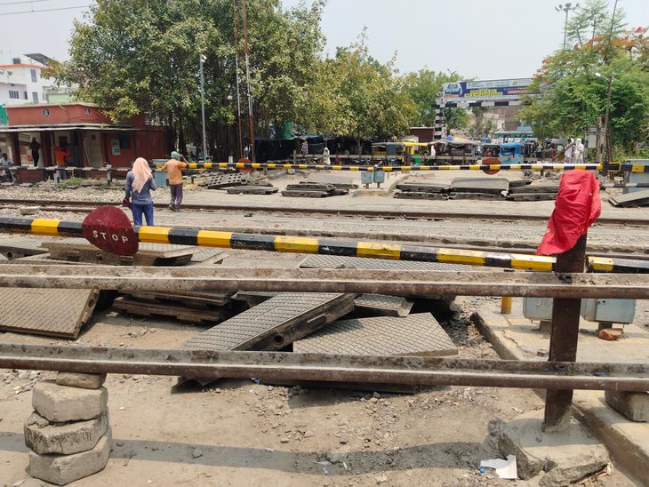 इटाढ़ी रेलवे गुमटी खोलने को सैद्धांतिक अनुमति मिली:बक्सर में ट्रैफिक जाम की समस्या से लोगों को मिलेगी राहत