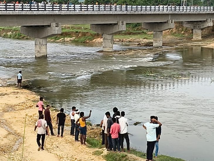 पलामू में बटाने नदी में डूबे बिहार के तीन युवक:स्थानीय लोगों ने एक को बचाया, दो लापता; वीडियो बनाते समय हुआ हादसा