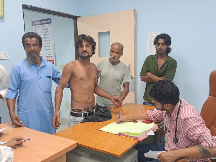 गोपालगंज में बकाया मजदूरी मांगने पर मजदूर की पिटाई:बेड ठीक करने के बहाने कमरे में बुलाया, दरवाजा बंद कर पीटा, 10 हजार रुपए मजदूरी थी