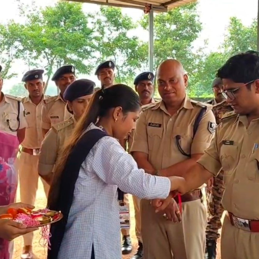 जेएनवी छात्राओं ने पुलिसकर्मियों को बांधी राखी:शेखपुरा पुलिस लाइन में मनाया रक्षाबंधन, सुरक्षा का मिला आश्वासन