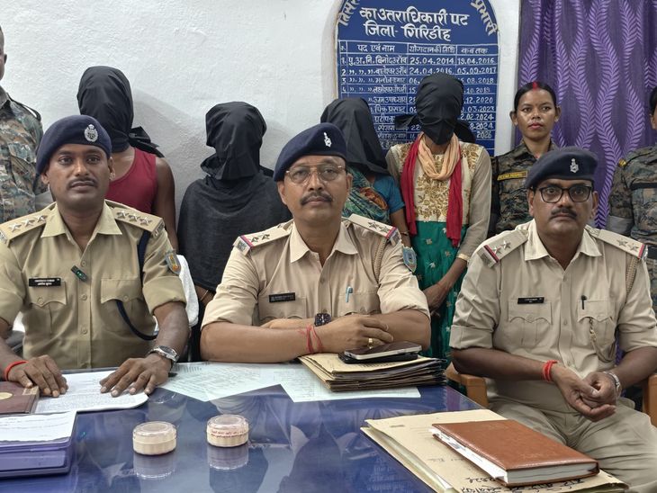गिरिडीह में चेन स्नैचिंग गिरोह का भंडाफोड़, 4 गिरफ्तार:जमामो माता मंदिर में 2 महिलाओं को बनाया था निशाना, मां, बेटा, बहू और चचेरी बहन शामिल