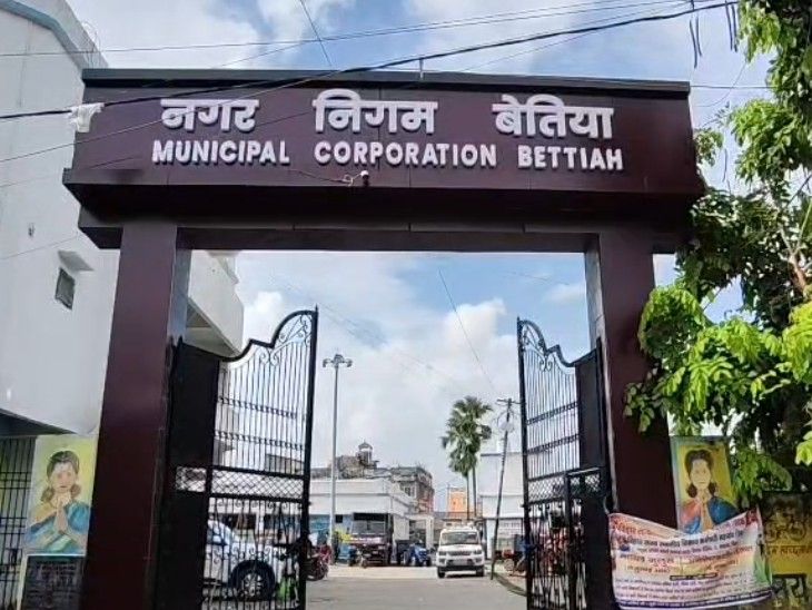 बेतिया छठ-घाट पर डॉग हाउस निर्माण को लेकर विवाद:पार्षद बोले- साजिश कर फसाने की हो रही हैं कोशिश, कर्मियों से मांगी गई थी जानकारी