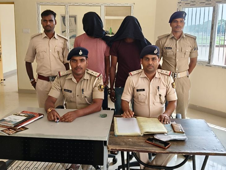 सीवान कोर्ट परिसर से चोरी बाइक संग 2 युवक अरेस्ट:वाहन जांच में पकड़े गए, एक साथी मौके से फरार