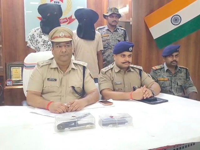 चतरा में गोलीकांड के दो आरोपी गिरफ्तार:हजारीबाग भागने की फिराक में थे दोनों अपराधी, कट्टा-कारतूस और बाइक बरामद