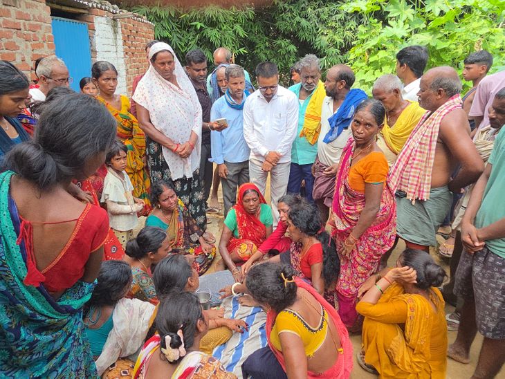 सोन नदी में नहाने गए दो नाबालिग डूबे, मौत:स्थानीय गोताखोरों ने शव बाहर निकाला, अवैध बालू खनन पर भड़के ग्रामीण