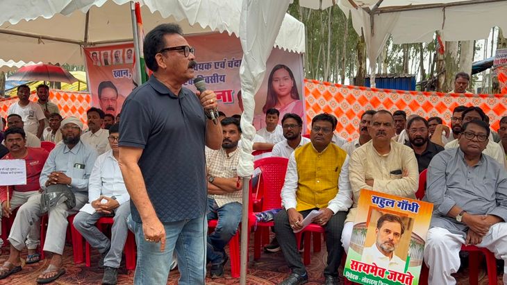 भारी बारिश में भी कांग्रेस का धरना-प्रदर्शन, खनिज अधिनियम और चंदा चोरी के मुद्दे पर केंद्र को घेरा