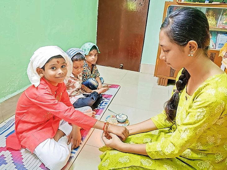 धालभूमगढ़ में मना रक्षाबंधन का त्योहार, बहनों ने बांधी भाइयों के कलाई पर राखी
