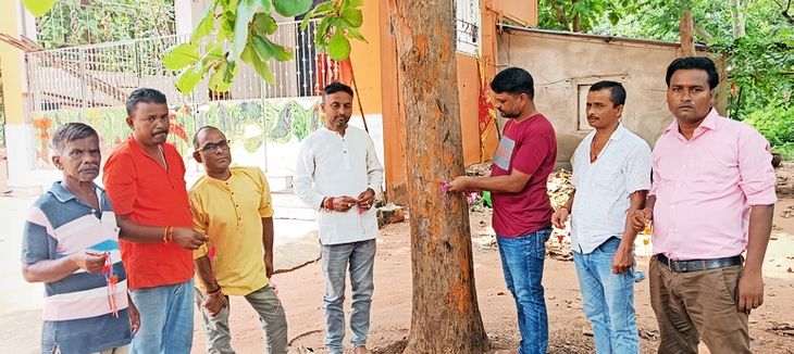 पेड़ों को रक्षासूत्र बांध हनुमान वाटिका मंदिर कमेटी ने लिया पर्यावरण संरक्षण का संकल्प