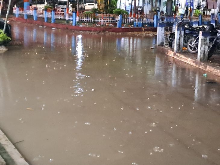 गोपालगंज सदर अस्पताल जलमग्न, 55 मिमी बारिश दर्ज:शहर की सड़कें बनीं ताल-तलैया, जनजीवन अस्त-व्यस्त