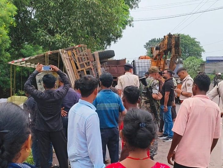 टायर बदलते समय पलटा ट्रक, चालक घायल:ट्रक में लदा सारा सामान सड़क पर बिखरा, ड्राइवर का बायां पैर वाहन के नीचे बुरी तरह दबा