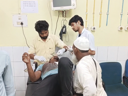 धनबाद के बलियापुर हटिया में युवक का गला रेता:गमछा बेचकर घर लौट रहा था गुलजार, रास्ते में रोककर किया हमला, हालत गंभीर