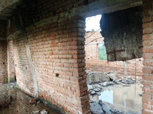 कोडरमा में स्कूल की छत गिरी, बाल-बाल बचे बच्चे:बरामदे में खा रहे थे मिड डे मील, दूसरी मंजिल की छत गिरी, मची अफरातफरी