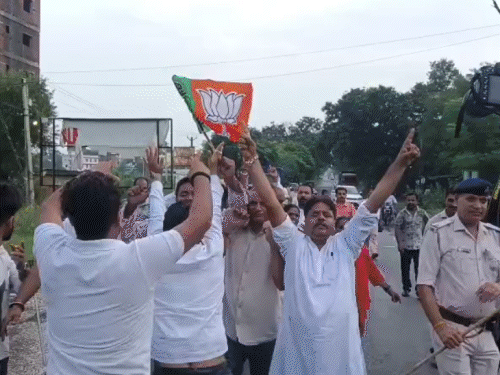 धनबाद में युवा कांग्रेस-भाजपा कार्यकर्ता भिड़े:भाजपा कार्यालय के बाहर मनुस्मृति और पीएम मोदी का पुतला जलाने का प्रयास विफल