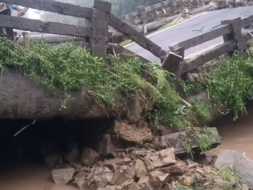 लातेहार में मूसलाधार बारिश से सड़क-पुल बहे:कई गांवों का संपर्क कटा, 10 हजार से अधिक आबादी प्रभावित, अलर्ट जारी