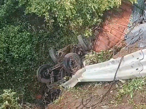 दनुआ घाटी में आपस में टकराए तीन वाहन:30 फीट खाई में गिरा ट्रक, चालक-खलासी की मौत, तीन घायल, दो हजारीबाग रेफर