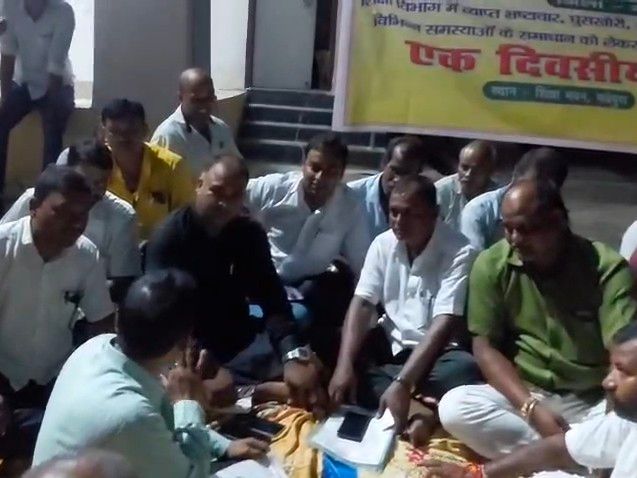 मधेपुरा में डीईओ कार्यालय के सामने शिक्षकों का धरना:भ्रष्टाचार और लंबित मांगों को लेकर प्रदर्शन, 5 सितंबर को सत्याग्रह की चेतावनी
