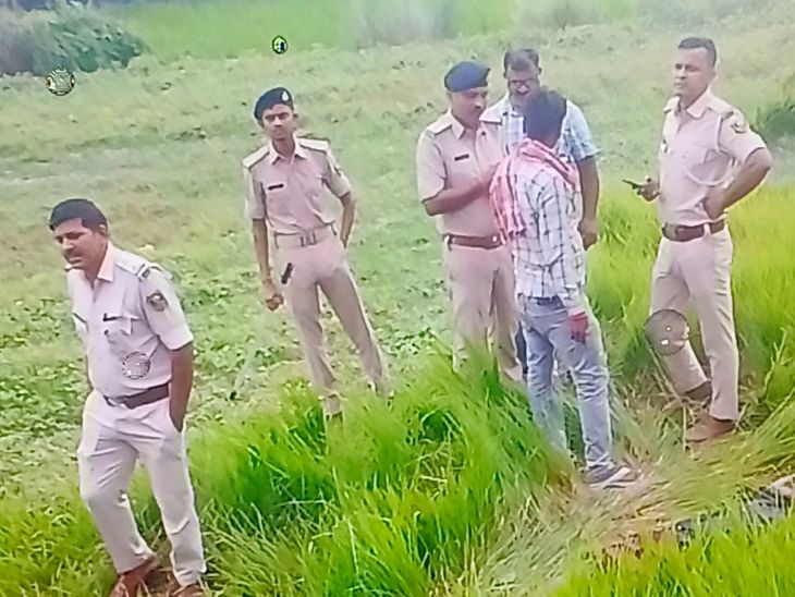 सीवान में झाड़ी से मिला मजदूर का शव:घर से 4 किलोमीटर दूर बरामद, परिवार में बूढ़ी मां और 2 साल की बेटी