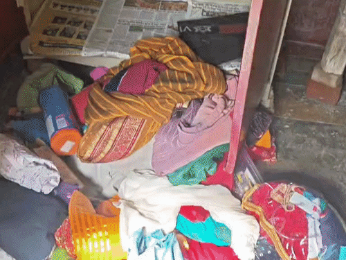 औरंगाबाद- तेज बारिश के बीच 4.40 लाख की चोरी:देर रात घर के अंदर घुसे चोर, जेवरात और कैश ले भागे; कुत्ते के मुंह पर चिपकाया टेप