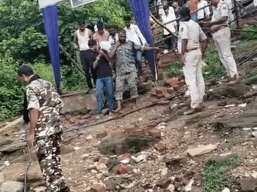गयाजी- गुरुपद गिरी पर्वत पर गिरी बिजली, श्रद्धालु की मौत:दो पुलिस जवान समेत 20 से ज्यादा लोग झुलसे, 1700 सीढ़ियां उतारकर नीचे लाए गए घायल