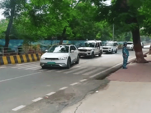 मुख्यमंत्री सम्राट चौधरी दिल्ली रवाना हुए:केंद्रीय गृह मंत्री की अध्यक्षता वाली बैठक में होंगे शामिल, RJD ने पूछा- बिहार को क्या फायदा?