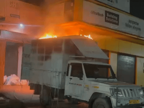 मुजफ्फरपुर में पार्सल वैन में लगी आग:ग्राहकों का सामान जलकर राख, फायर ब्रिगेड ने पाया काबू; शॉर्ट सर्किट की आशंका