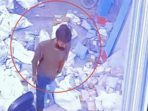 दरभंगा- ऑनलाइन डिलीवरी सेंटर से 1.42 लाख की चोरी:सीसीटीवी में आरोपी की तस्वीर कैद, काउंटर से कैश लेकर फरार; 3 लोगों पर शक