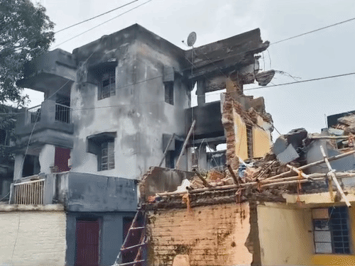 बोकारो सेक्टर-12ई में क्वार्टर का हिस्सा ढहा:6 फ्लैट गिरे, बुजुर्ग को दमकल की टीम ने बचाया; BSL ने खाली करने का दिया था नोटिस